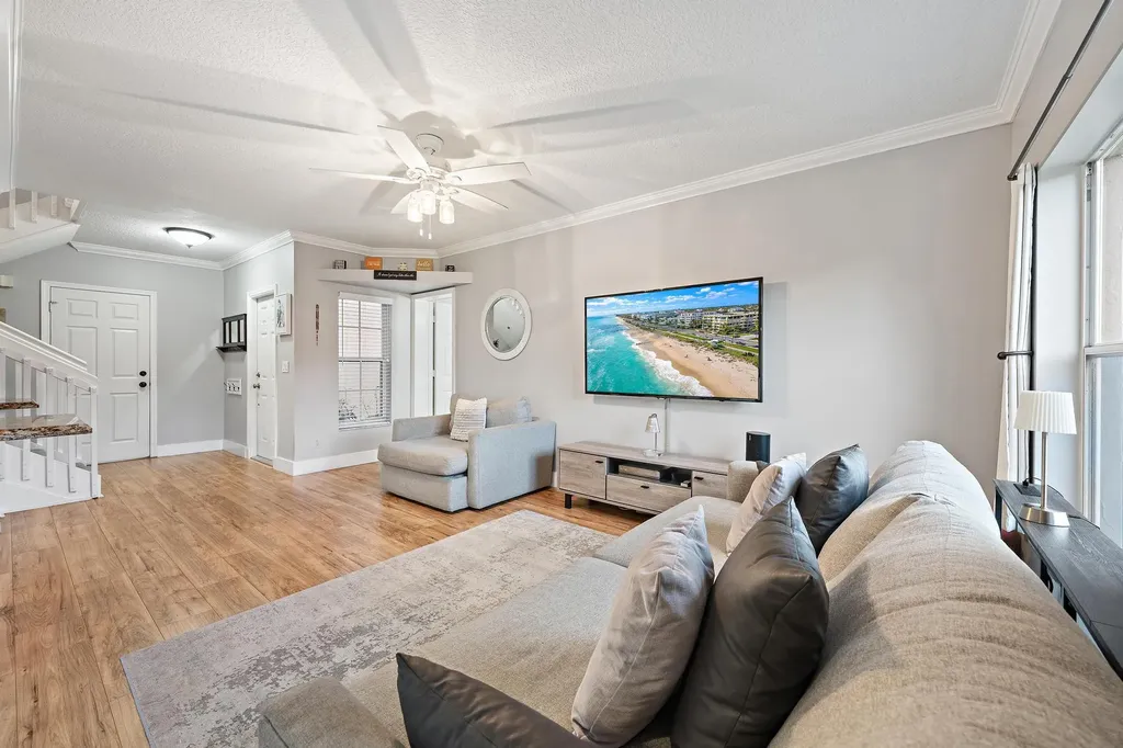 1088 Via Jardin Riviera Beach FL 33418