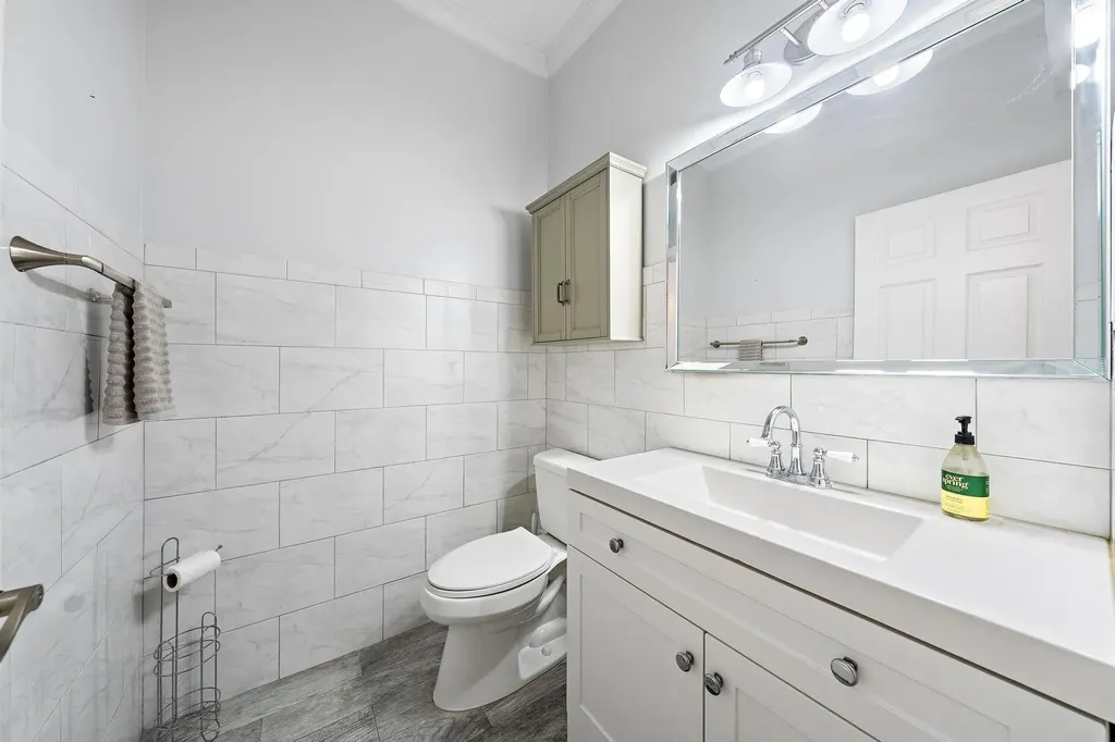 1088 Via Jardin Riviera Beach FL 33418