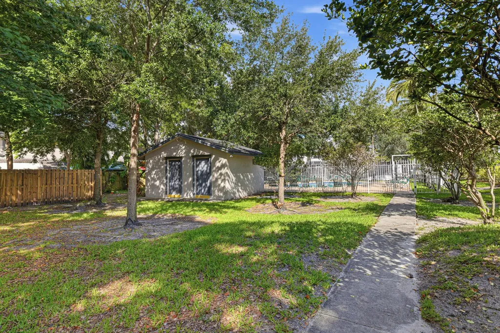8207 Fairway Road Sunrise FL 33351