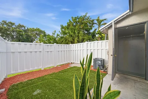 8207 Fairway Road Sunrise FL 33351