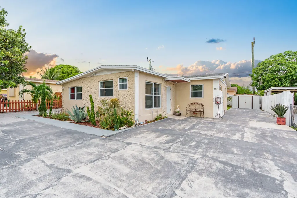 201 NE 28th Court Boynton Beach FL 33435