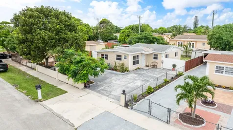 201 NE 28th Court Boynton Beach FL 33435