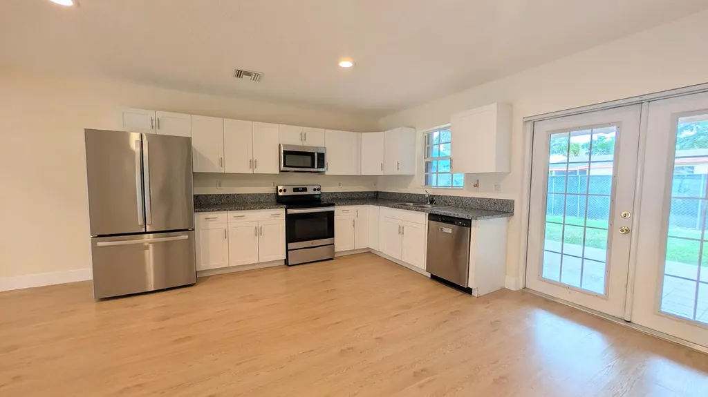 541 N 68th Way Hollywood FL 33024