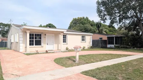 541 N 68th Way Hollywood FL 33024