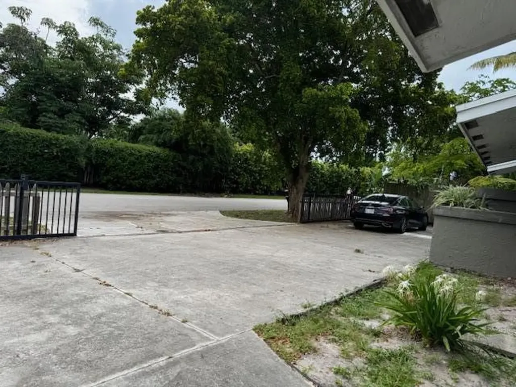 2899 NE 2nd Avenue Boca Raton FL 33431
