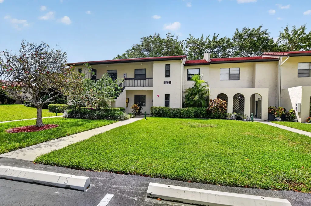 8310 Casa Del Lago Boca Raton FL 33433