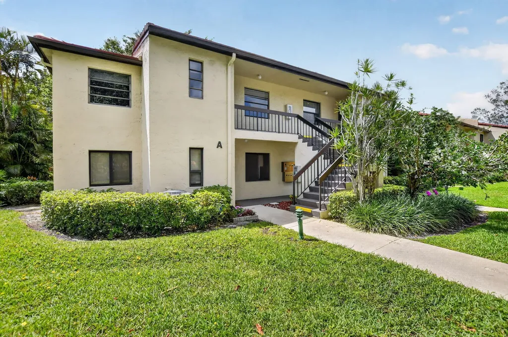 8310 Casa Del Lago Boca Raton FL 33433