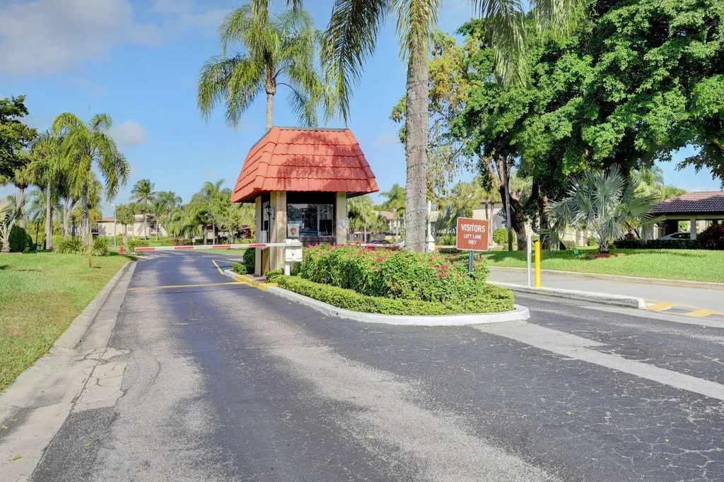 8310 Casa Del Lago Boca Raton FL 33433