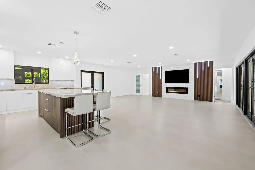 2811 NE 53rd Court Lighthouse Point FL 33064