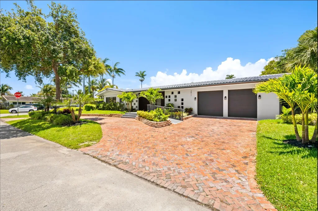 2811 NE 53rd Court Lighthouse Point FL 33064