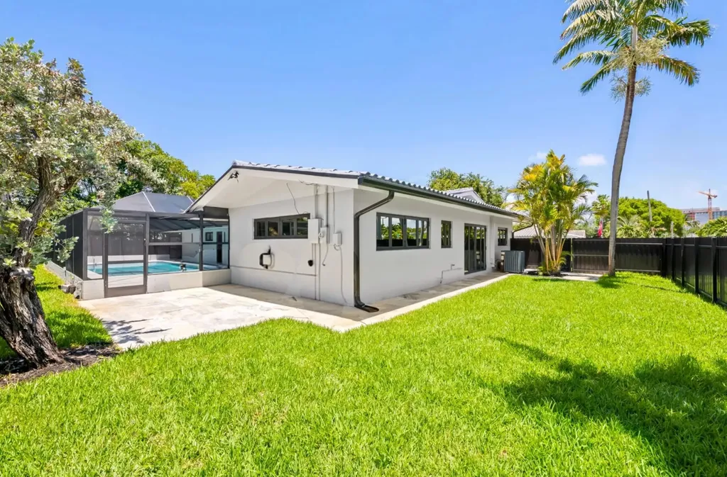 2811 NE 53rd Court Lighthouse Point FL 33064