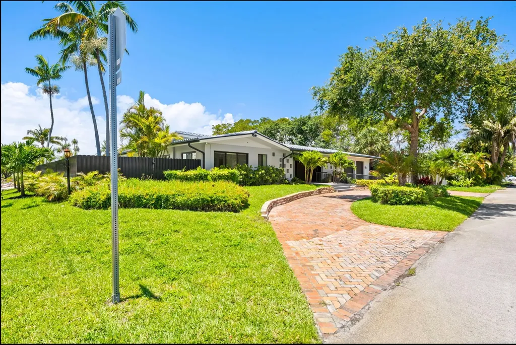 2811 NE 53rd Court Lighthouse Point FL 33064