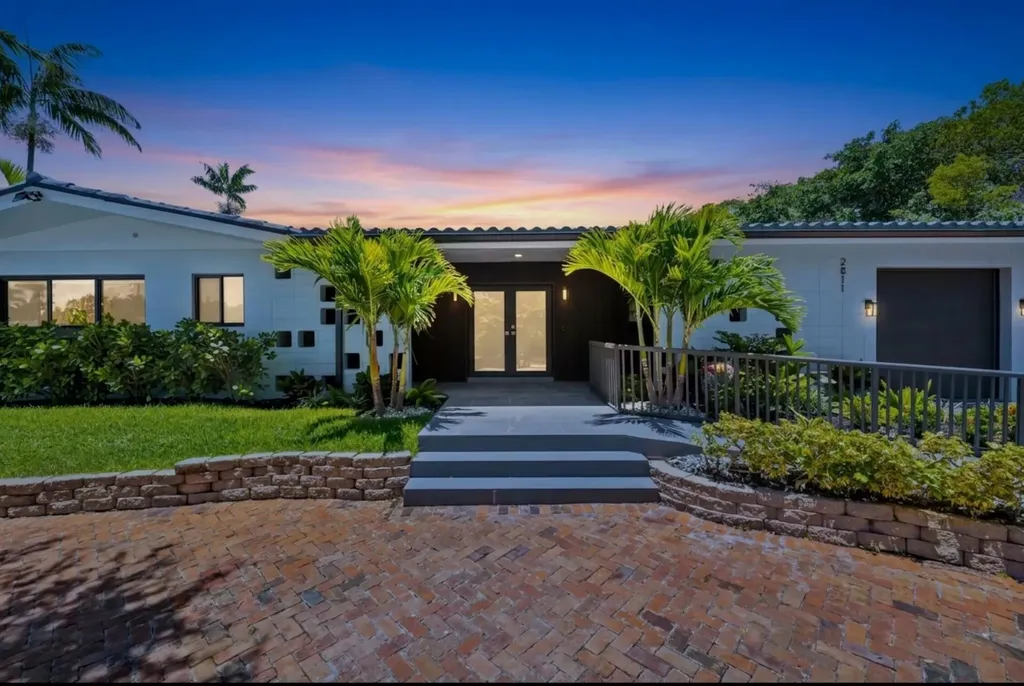 2811 NE 53rd Court Lighthouse Point FL 33064