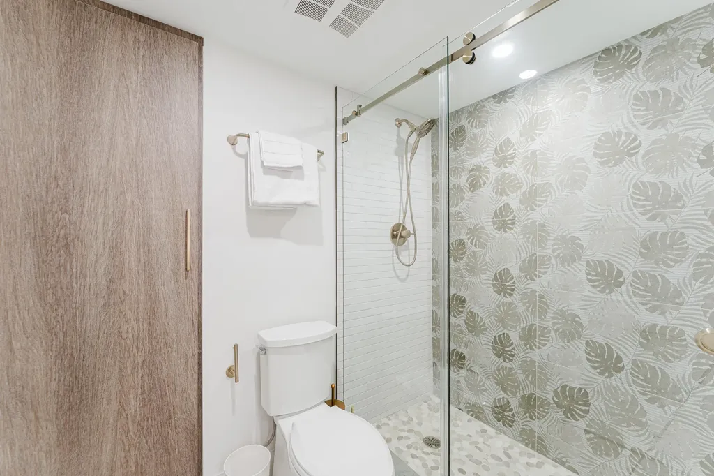 1075 Spanish River Road Boca Raton FL 33432