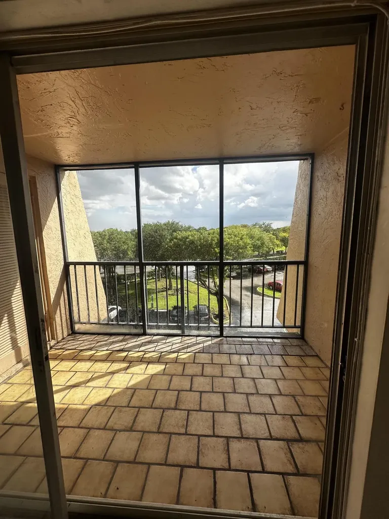 13707 Kendale Lakes Circle Miami FL 33183