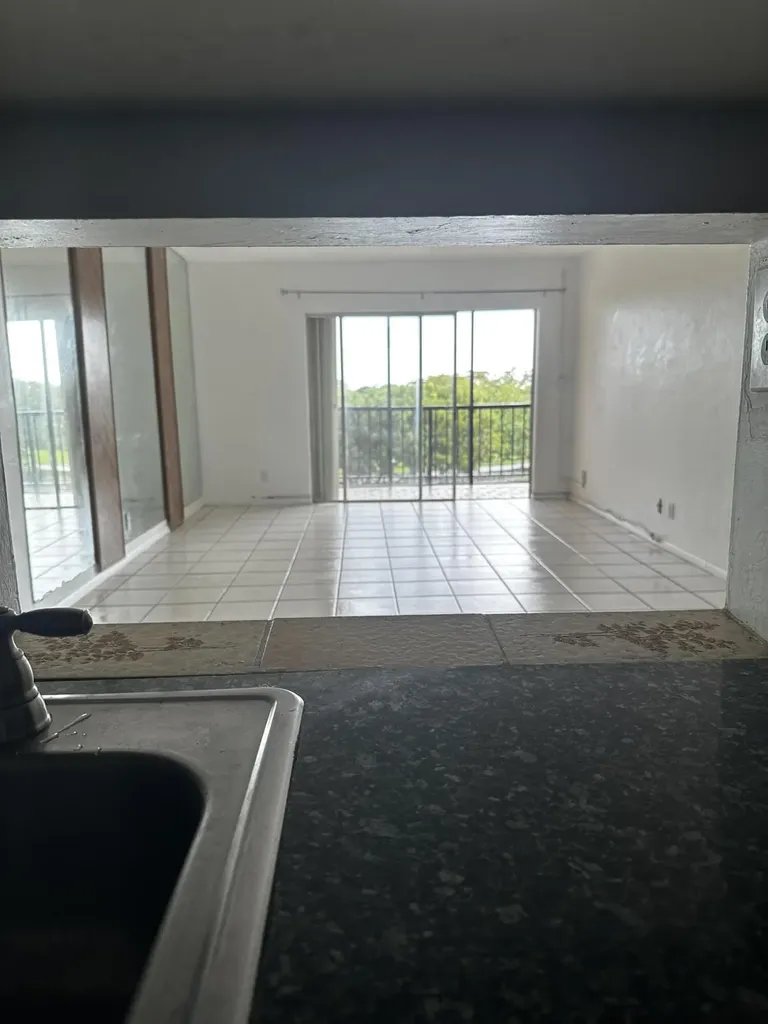 13707 Kendale Lakes Circle Miami FL 33183