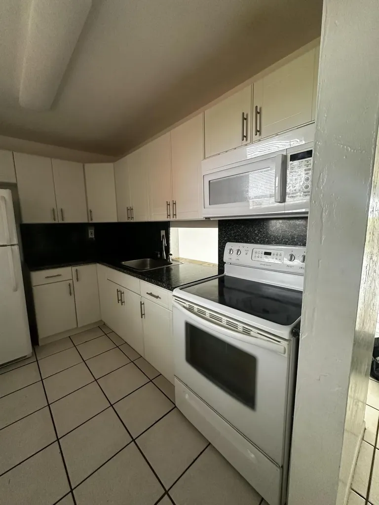 13707 Kendale Lakes Circle Miami FL 33183