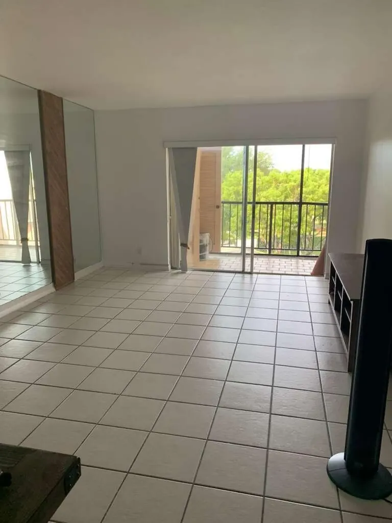 13707 Kendale Lakes Circle Miami FL 33183