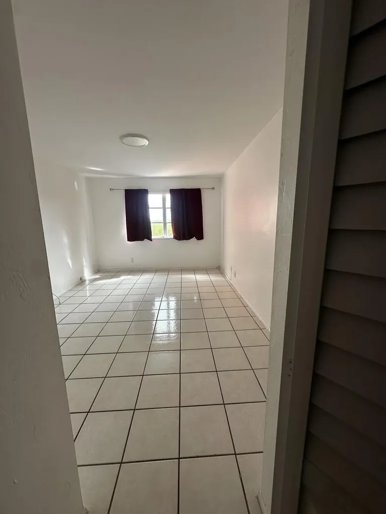 13707 Kendale Lakes Circle Miami FL 33183