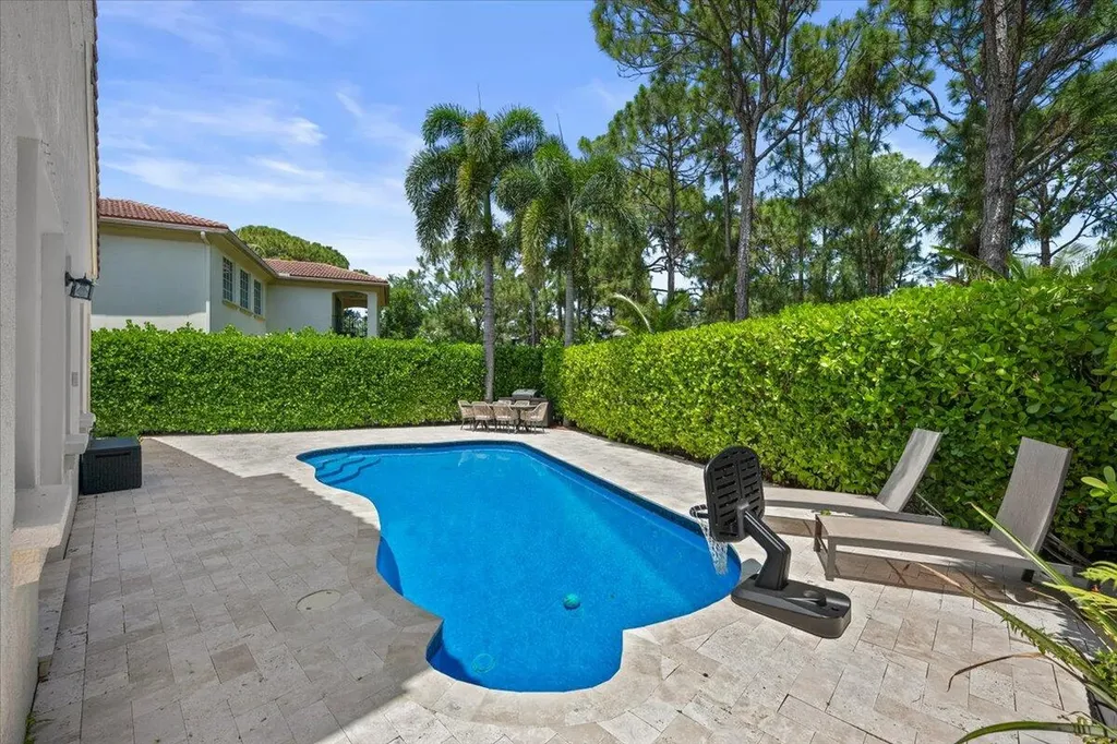 2104 Spring Court Palm Beach Gardens FL 33410