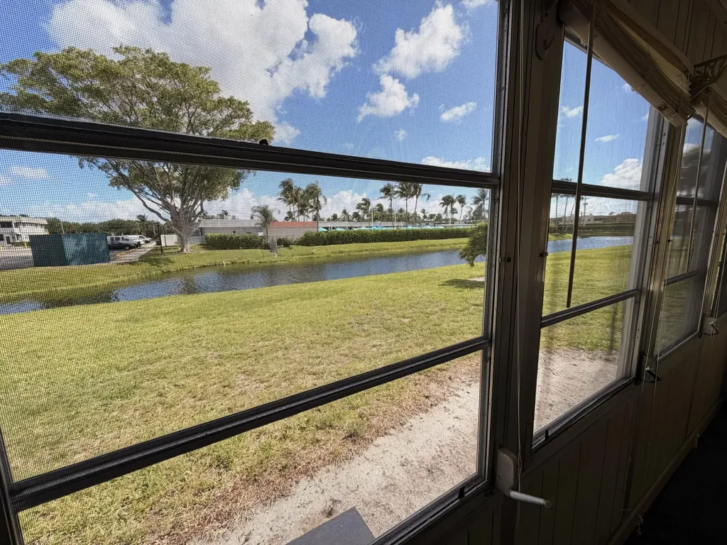 19 Saxony Delray Beach FL 33446