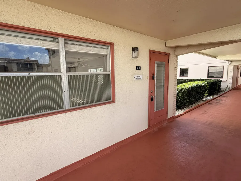 19 Saxony Delray Beach FL 33446