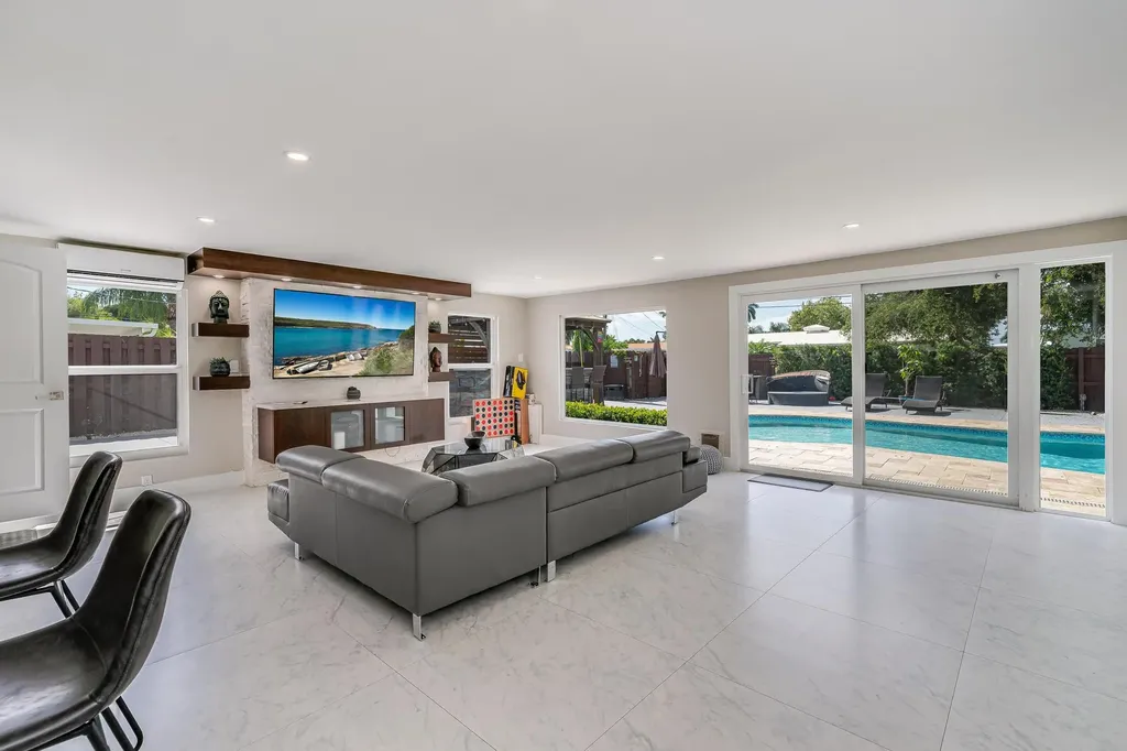 300 SE 8th Court Pompano Beach FL 33060