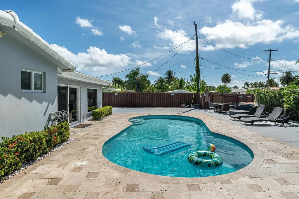 300 SE 8th Court Pompano Beach FL 33060
