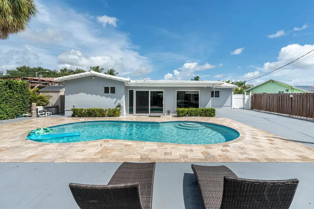 300 SE 8th Court Pompano Beach FL 33060