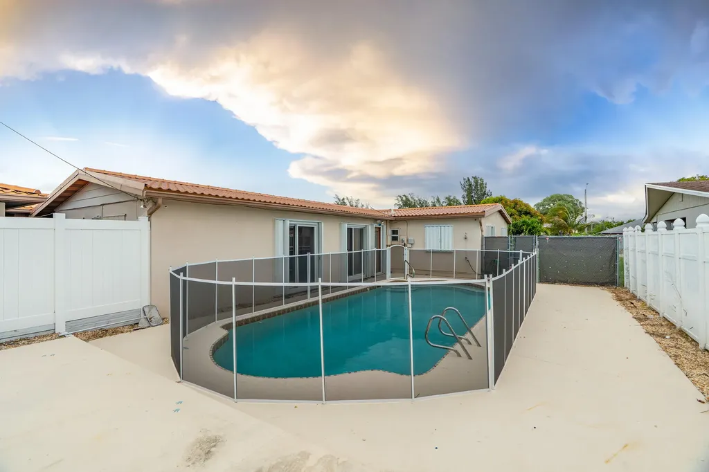 3201 Alice Drive Palm Springs FL 33461