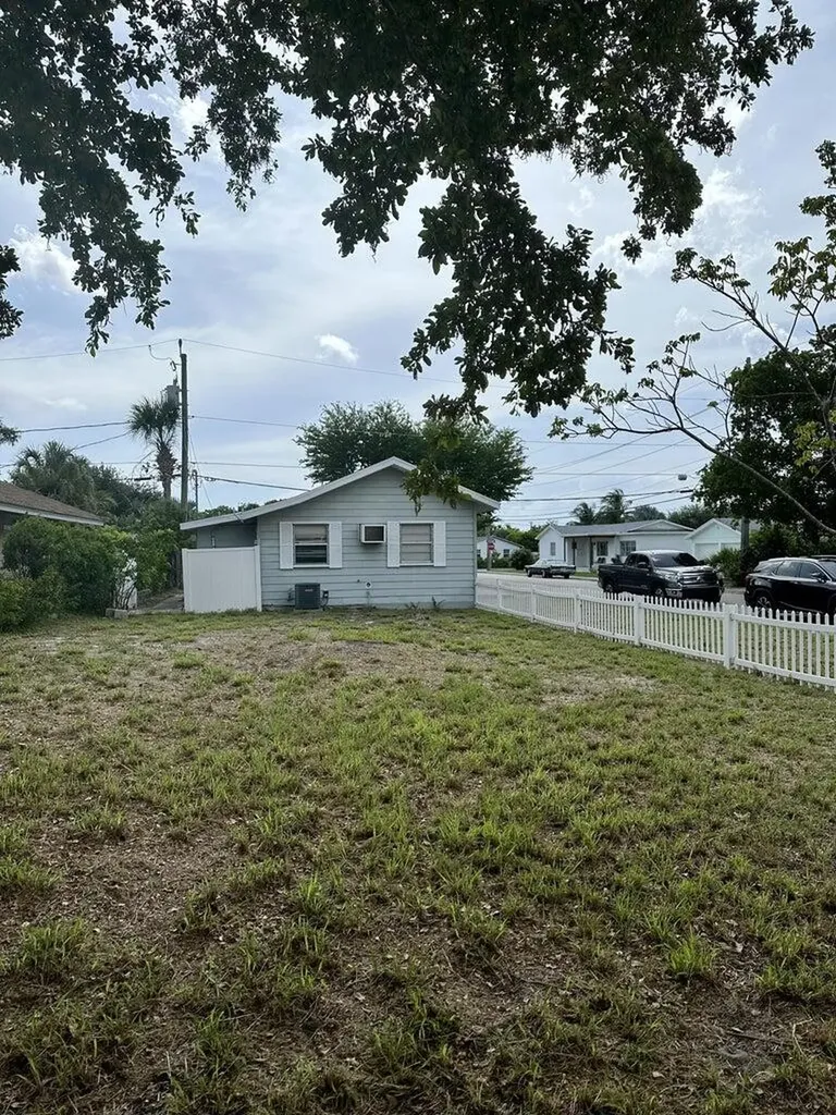 312 N 12th Avenue Avenue N Lake Worth Beach FL 33460