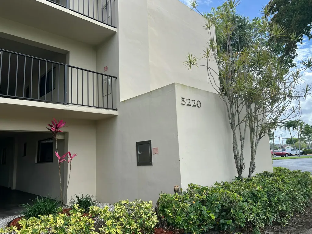 5220 Las Verdes Circle Delray Beach FL 33484