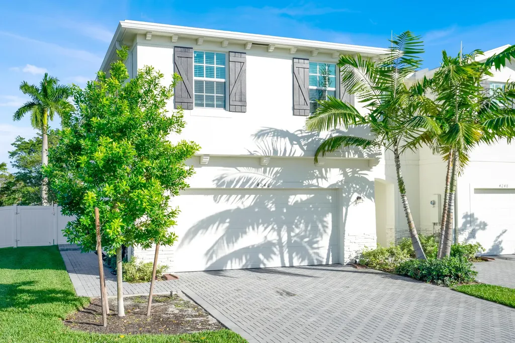4246 Lagoon Shore Drive Greenacres FL 33467