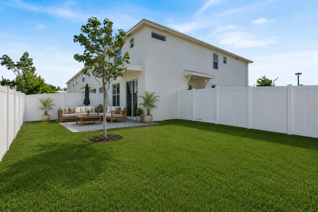 4246 Lagoon Shore Drive Greenacres FL 33467