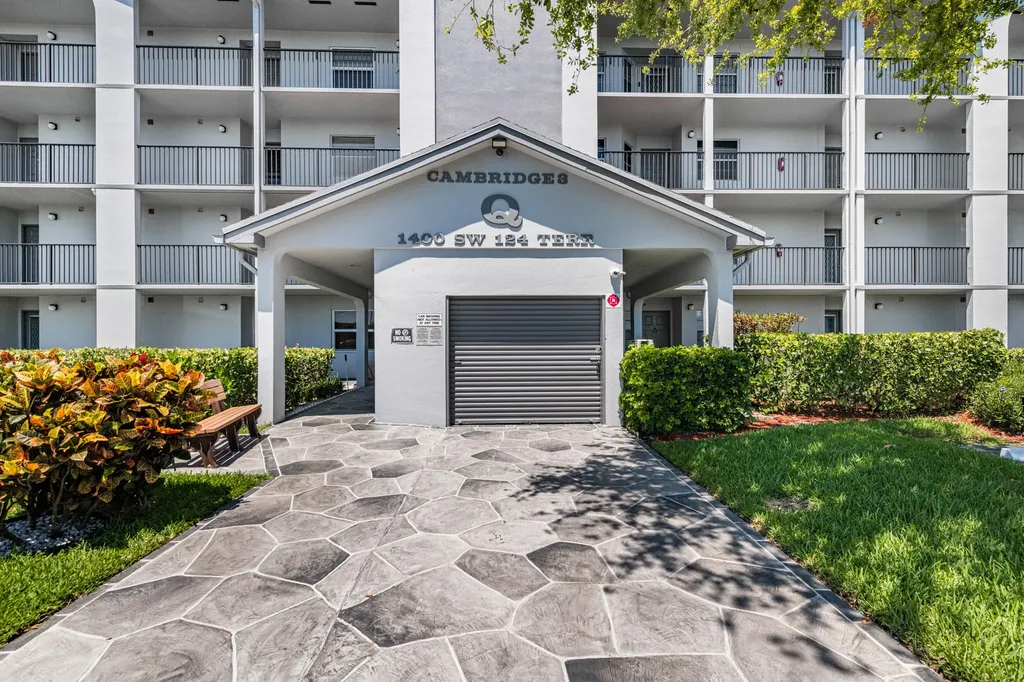 1400 SW 124th Terrace Pembroke Pines FL 33027