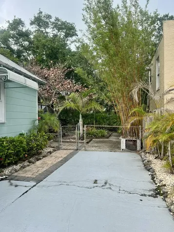 208 E Avenue Fort Pierce FL 34950