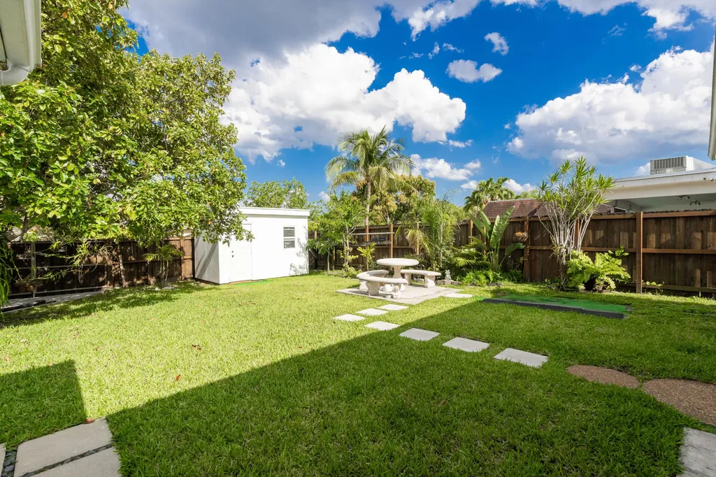 2141 N 56th Avenue Hollywood FL 33021