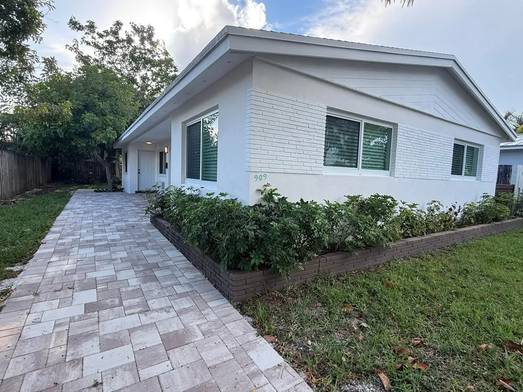 909 NE 10th Avenue Pompano Beach FL 33060