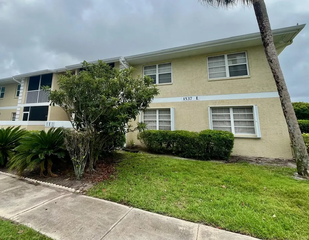 1537 SE Royal Green Circle Port St Lucie FL 34952