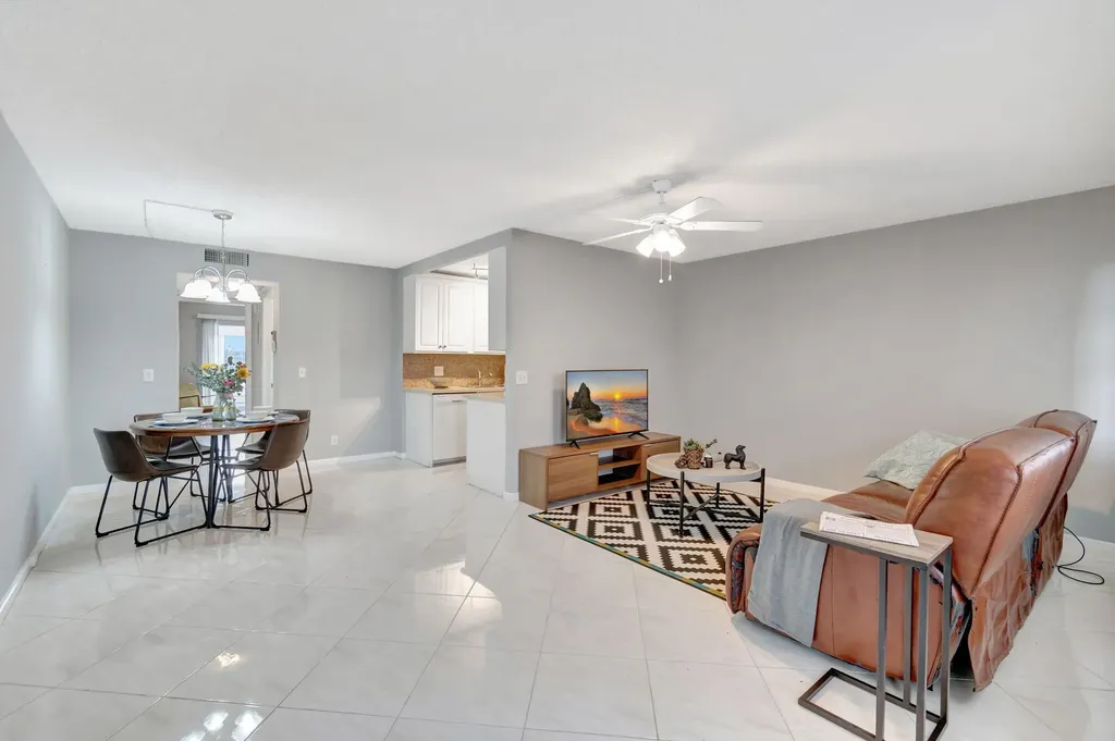 3031 Cornwall B Boca Raton FL 33434