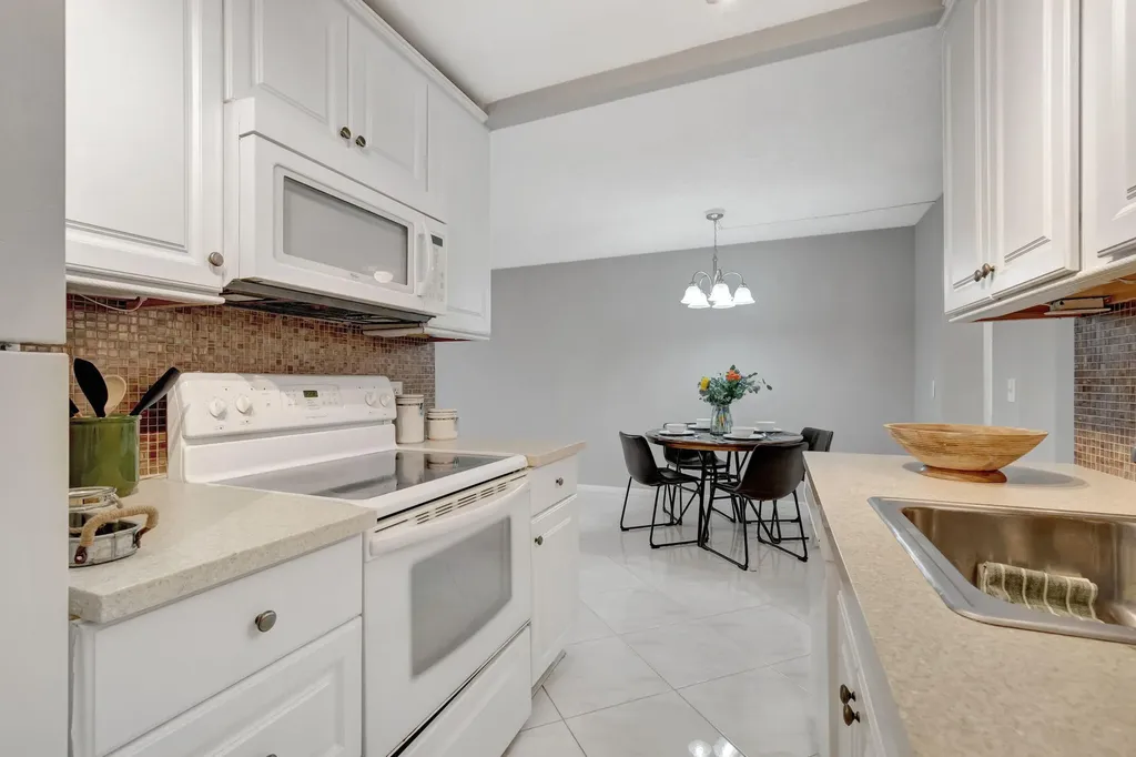 3031 Cornwall B Boca Raton FL 33434