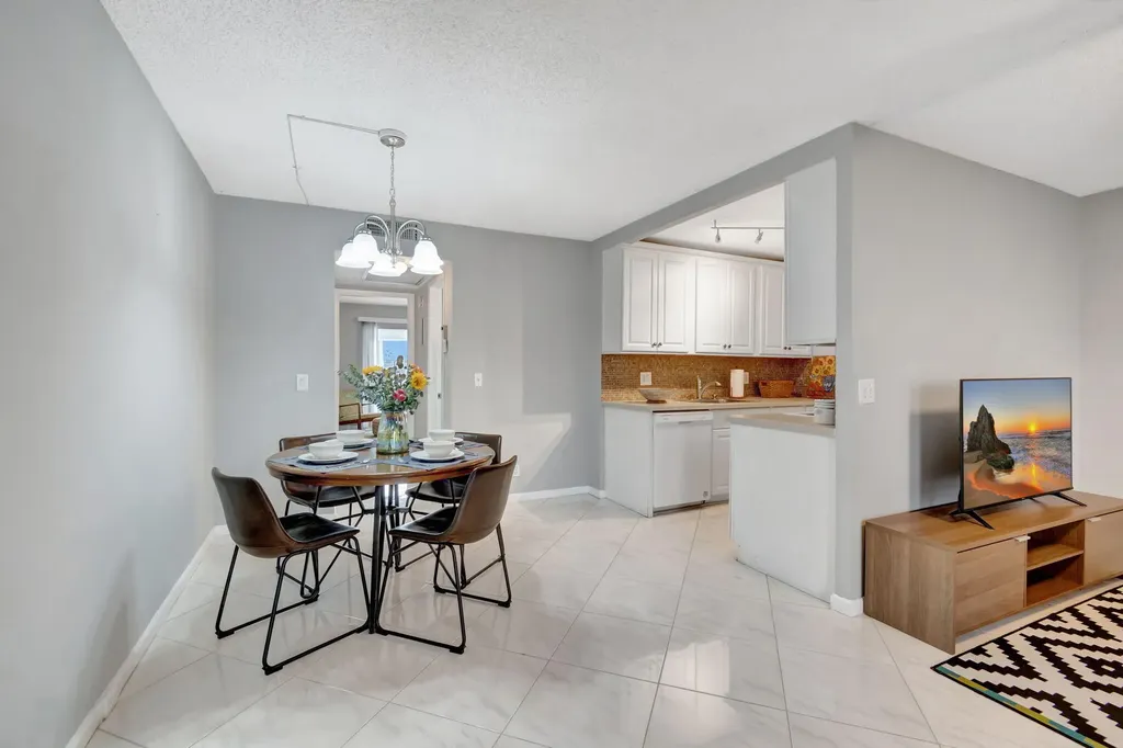 3031 Cornwall B Boca Raton FL 33434