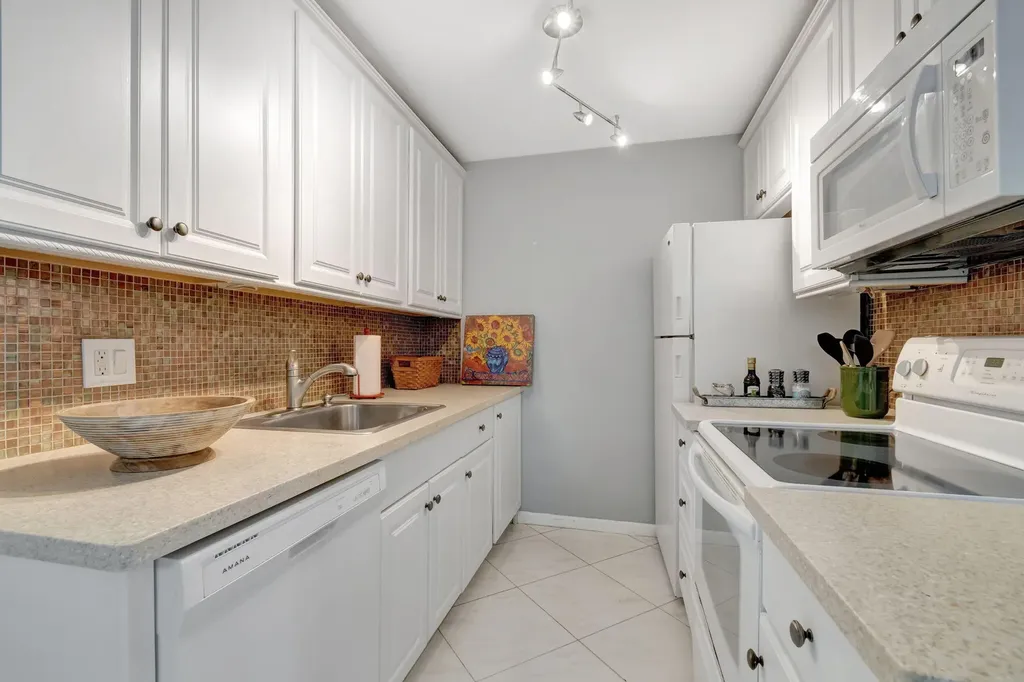 3031 Cornwall B Boca Raton FL 33434