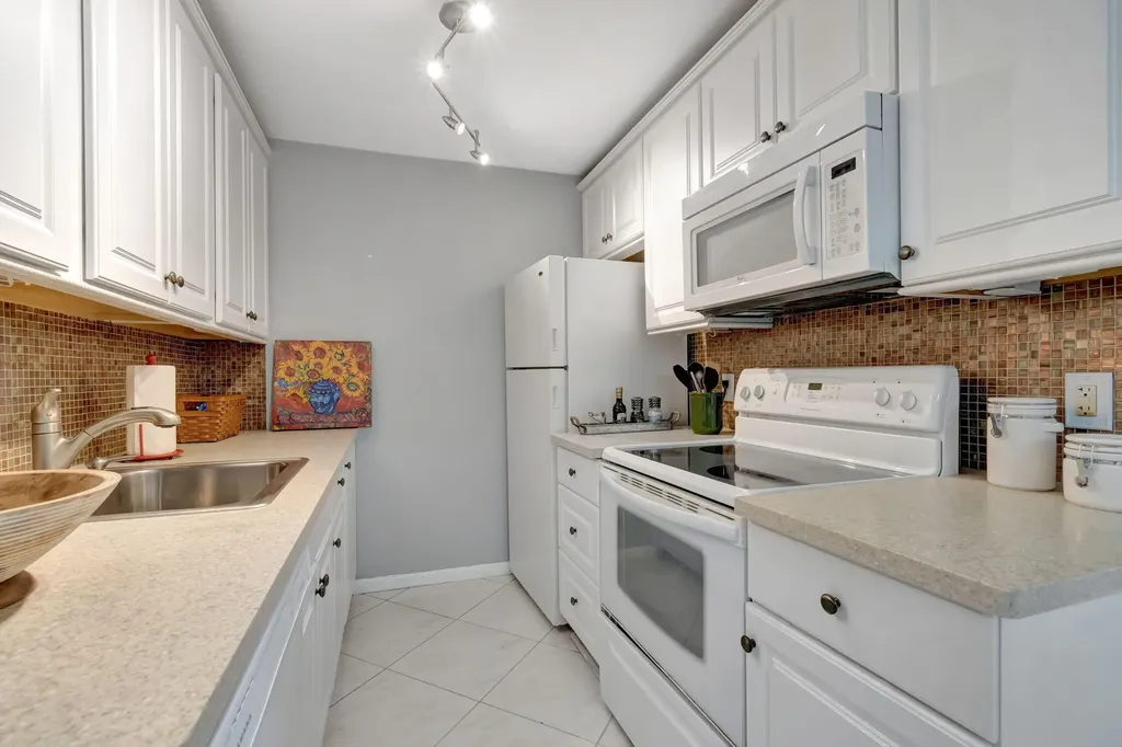 3031 Cornwall B Boca Raton FL 33434