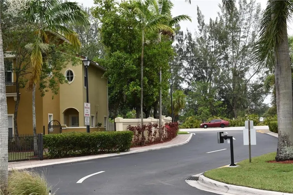 2851 W Prospect Road Tamarac FL 33309