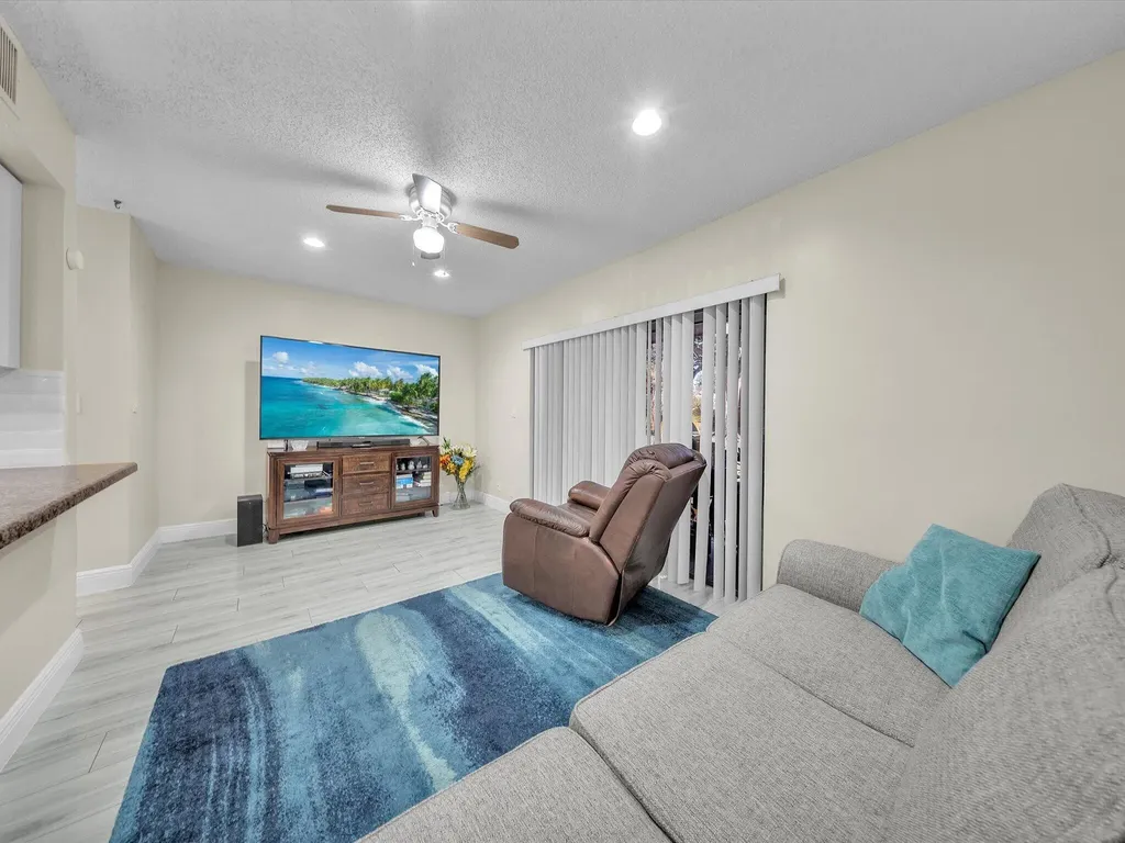 9867 Riverside Drive Coral Springs FL 33071