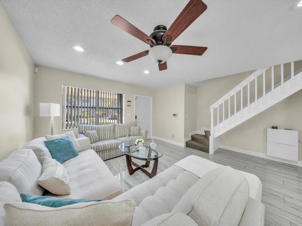 9867 Riverside Drive Coral Springs FL 33071
