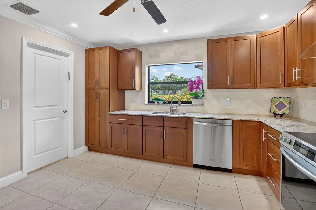 8208 Casa Del Lago Boca Raton FL 33433