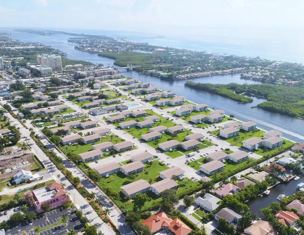 680 W Horizons W Boynton Beach FL 33435