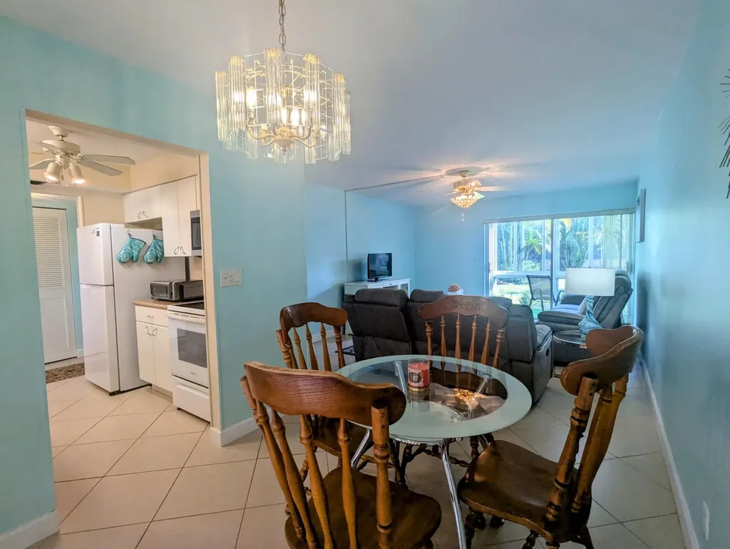23 Golfs Edge A West Palm Beach FL 33417